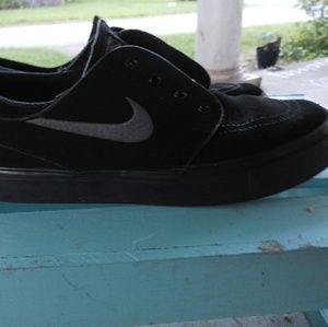 5.5Y Nike Black Shoes